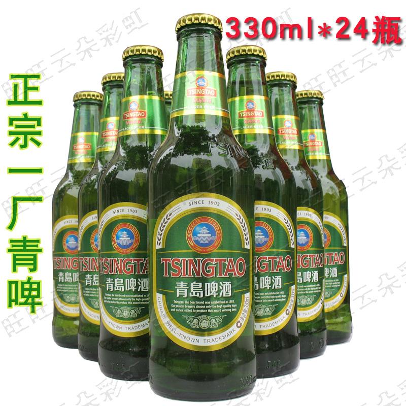 啤酒保鲜技术,保证啤酒口味的新鲜。 青岛啤酒股份有限公司的前身系国营青岛啤酒厂,始建于1903年,是我国最早的啤酒生产厂家之一。 在近百年发展历程中,青岛啤酒在吸取国外技术的基础上形成了自己独特的生产工艺和质量品位,成为国 内外久负盛名的名酒。曾七次获取国家金质奖,三次在美国国评酒会上夺魁。 真假青岛啤酒 主要从外观质量的两大方面来鉴别,即外包装和内包装。 瓶装青岛啤酒包装箱的鉴别 青岛啤酒包装箱规格640ml*12瓶、355ml*24瓶、296ml*24瓶之分,分为出口纸箱、内销纸箱两种。内销酒 箱面上
