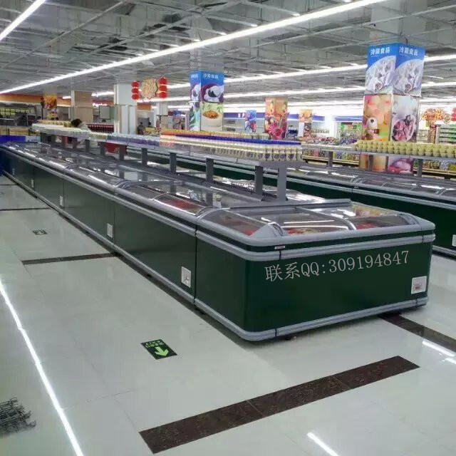 岛柜其作用是通过降低温度,让食品内部细菌减慢活动速度,起到延长保质期作用的。可以放汤圆,水饺,龙虾粽子等需要冷冻储存的食物。 岛柜参数 ? 采用先进的非对称层流风幕,有效减少展示内部与外界空气的热量和湿气交换,降低了展示柜的耗电量 超大容量设计,使得存放的食品更多,减少上货次数 采用高效发器和名牌热力膨胀阀,保证了蒸发器的高效工作减少了除霜工作,降低了能耗 专业防水堵技术,解决了困扰展示柜的一大难题 柜体采用流线型铝合金防撞型材保护,美观大方,经久耐用 针对展示柜运行的恶劣环境,展示柜零部件全部进行防腐