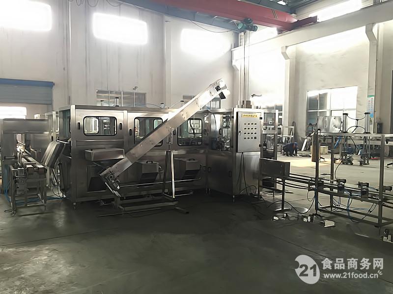 供应大桶矿泉水哪儿有划算的桶装矿泉水批发市场桶装矿泉水作为云门山泉专业生产的可食用产品,在全国很是畅销,桶装矿泉水主要以泉水为原料进行生产,并以桶装的包装形式销售,净重足足达5kg,绝对实惠。云门山泉主营的桶装矿泉水净重5kg,是以水源取自云门山、驼山国家级风景区地下深层玄武岩的制作工艺制作而成的,由于桶装矿泉水的美味可口,现已通过批发;零售;直销的方式大量销售于全国,成为需求群体所喜爱的产品之一。 桶装矿泉水品牌:云门 生产地址:山东省青州市凤凰山西路闸口 生产厂家:山东云门山泉有限公司 是否进口:非